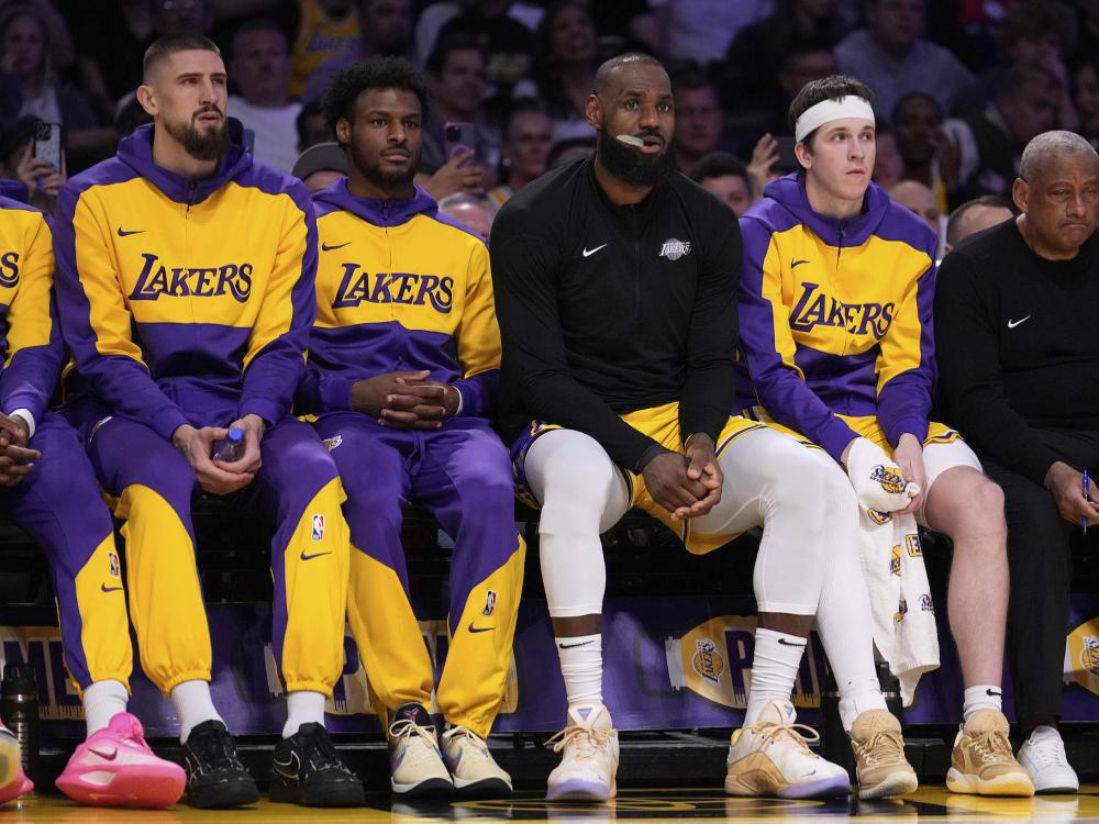 米乐在线注册-詹姆斯新星赛况扑朔迷离表现惊艳，RNG未来可期！